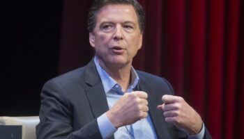 L'ancien directeur du FBI, James Comey, est inculpé pour la deuxième fois pour un article controversé sur Trump.