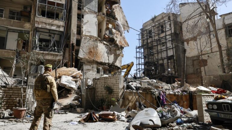 L'offensive israélienne au Liban dépasse les 300 morts alors que les efforts de sauvetage se poursuivent