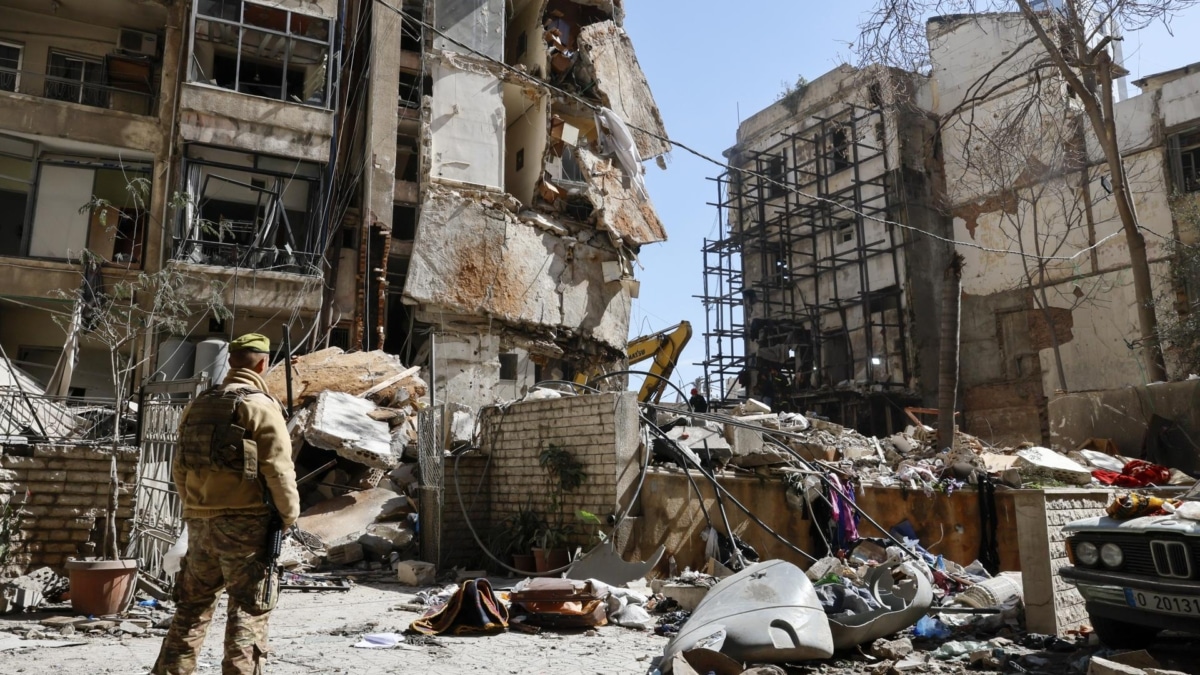 La ofensiva israelí en Líbano supera los 300 muertos mientras continúan las labores de rescate