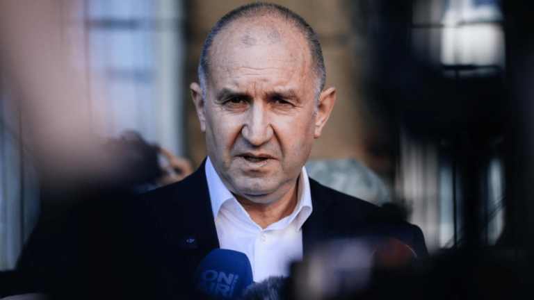 La Bulgarie donne la victoire à l'ancien président Roumen Radev, le « disciple » pragmatique d'Orbán