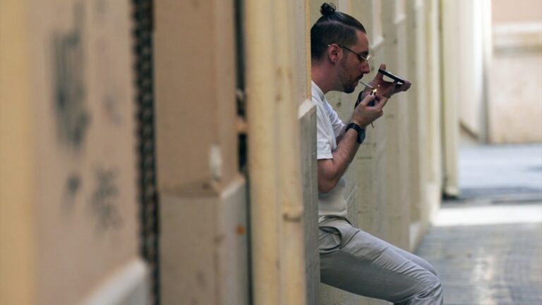 Le Royaume-Uni adopte une loi interdisant de fumer à vie aux personnes nées après 2009