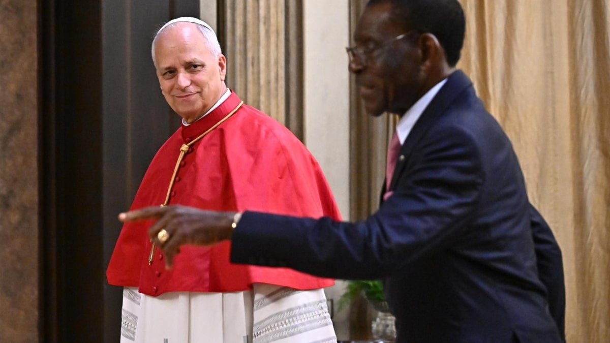 El Papa León XIV y Teodoro Obiang, en el Palacio Presidencial de Malabo (Guinea).