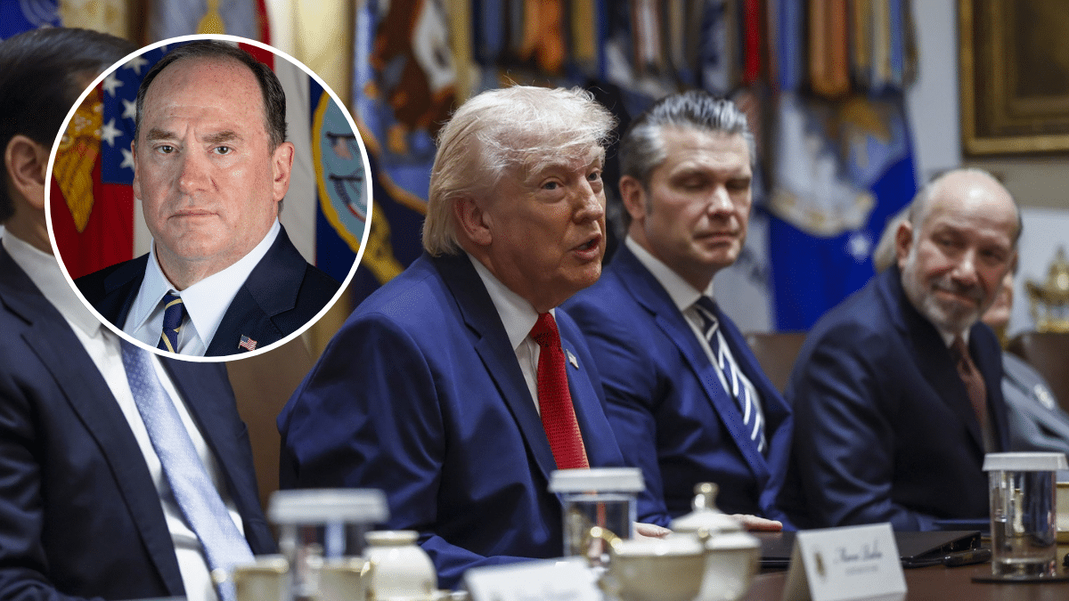 El secretario de Marina John Phelan, último sacrificado de la administración de