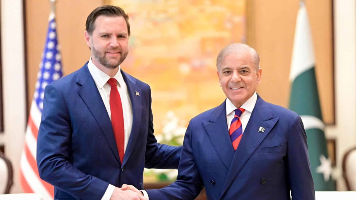 El vicepresidente JD Vance (izq.) estrecha la mano del primer ministro pakistaní Shehbaz Sharif (der.) durante una reunión en Islamabad, Pakistán, este sábado