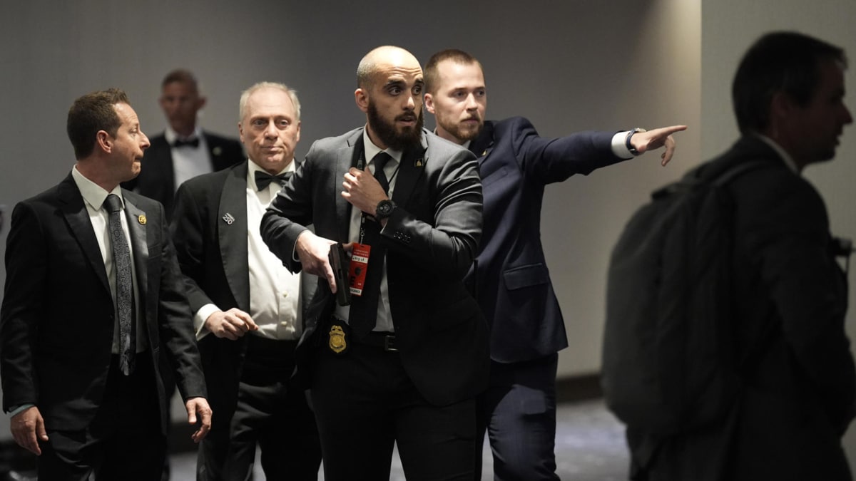 Agentes de seguridad reaccionan tras los disparos.