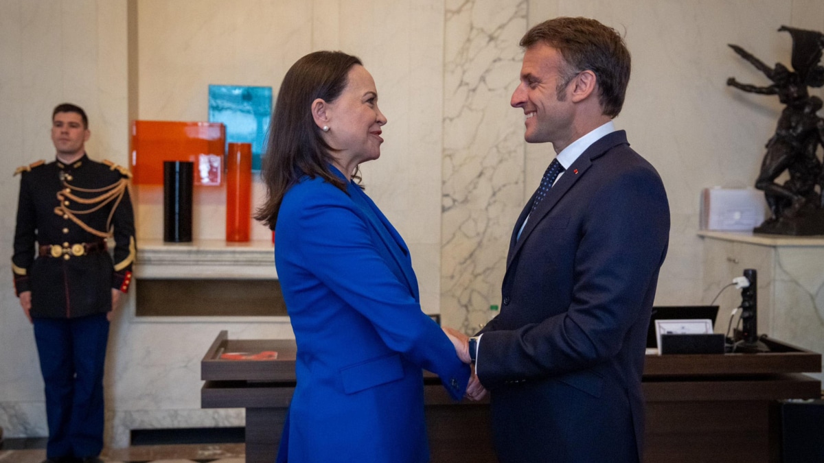 María Corina Machado saluda cariñosamente a Emmanuel Macron en el Elíseo