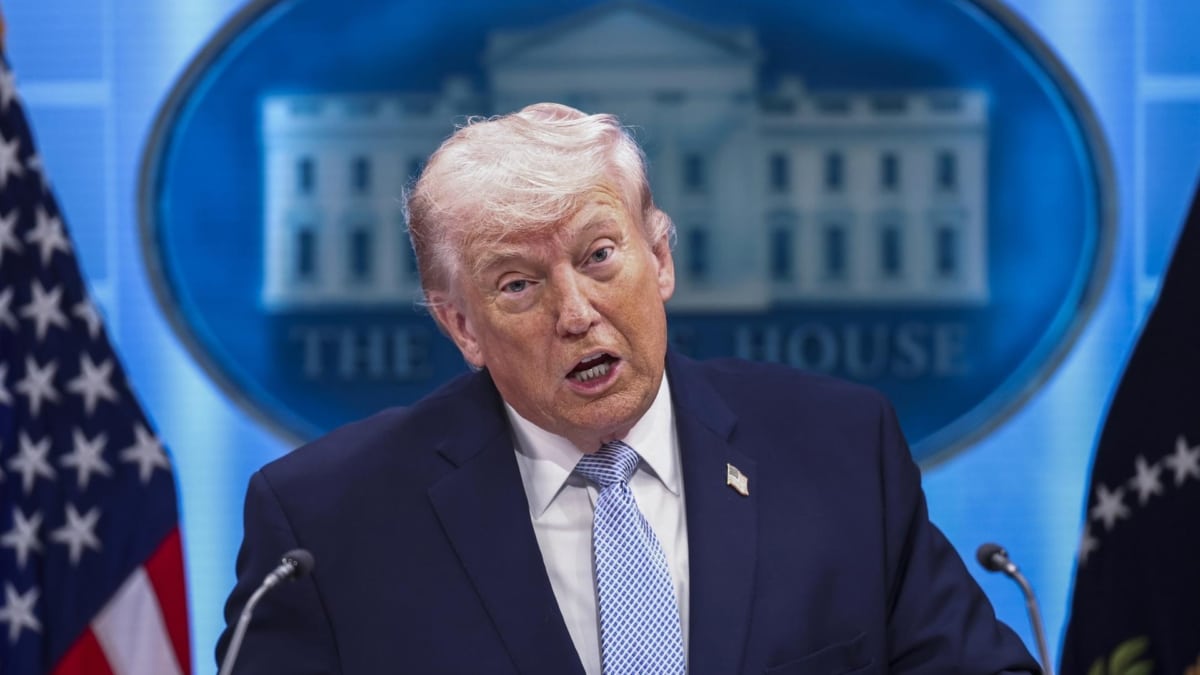 Donald Trump en rueda de prensa con mandos militares, este lunes, en Washington