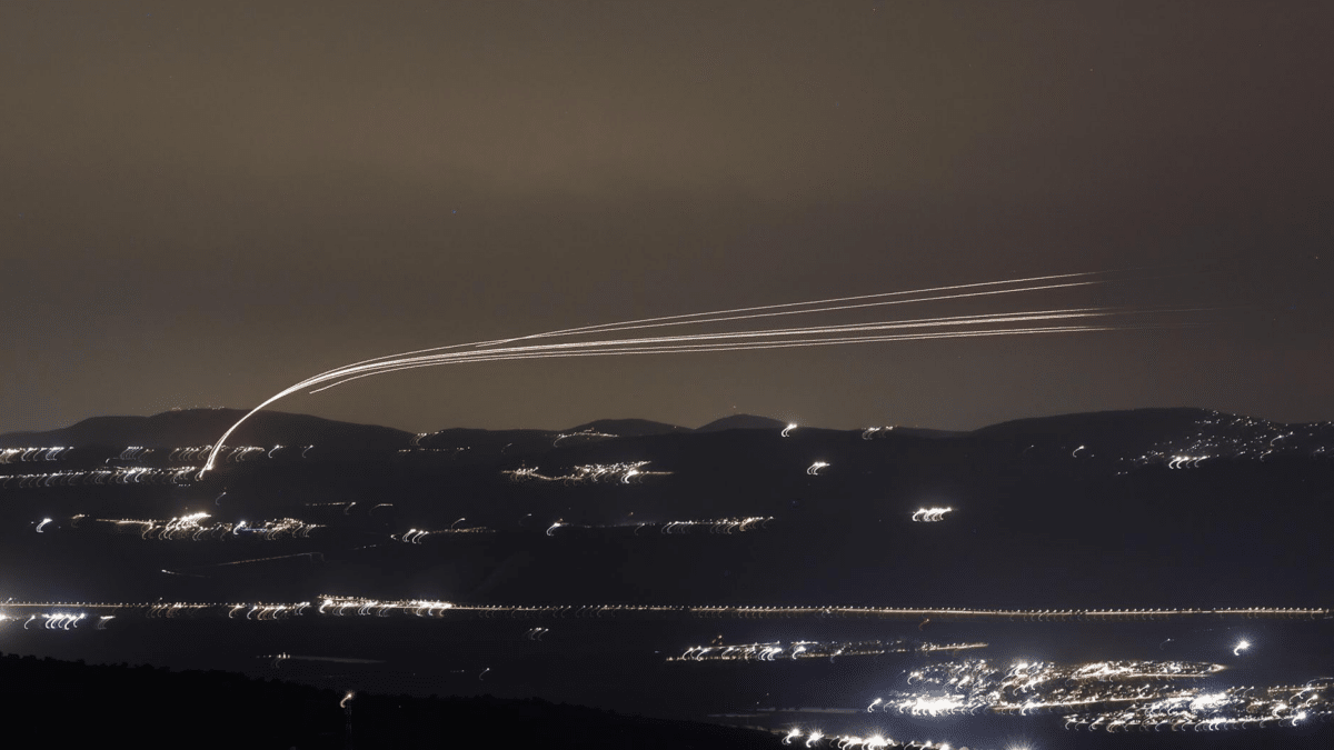 Defensas aéreas israelíes interceptan proyectiles sobre la Alta Galilea, en el norte del país, la noche del miércoles.