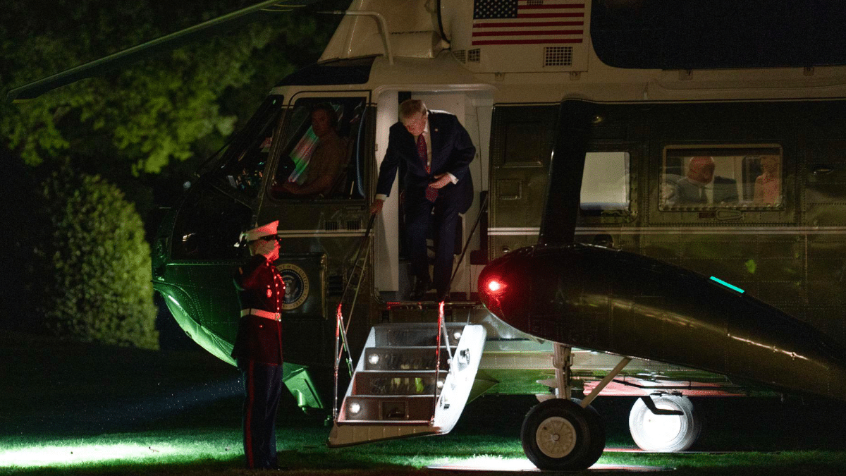 Donald Trump desciende del Marine One anoche, de regreso a la Casa Blanca.