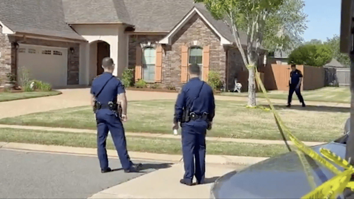 Agentes de policía junto a una de las viviendas donde se ha producido en tiroteo en Shreveport, Luisiana.