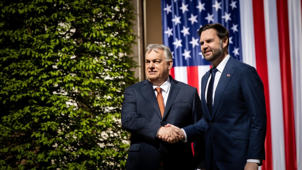 Viktor Orbán, primer ministro de Hungría, estrecha la mano de J.D.Vance, vicepresidente de Estados Unidos, en Budapest.