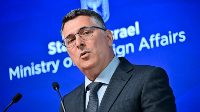 accuse le gouvernement espagnol d'hypocrisie et de « propagation de l'antisémitisme »