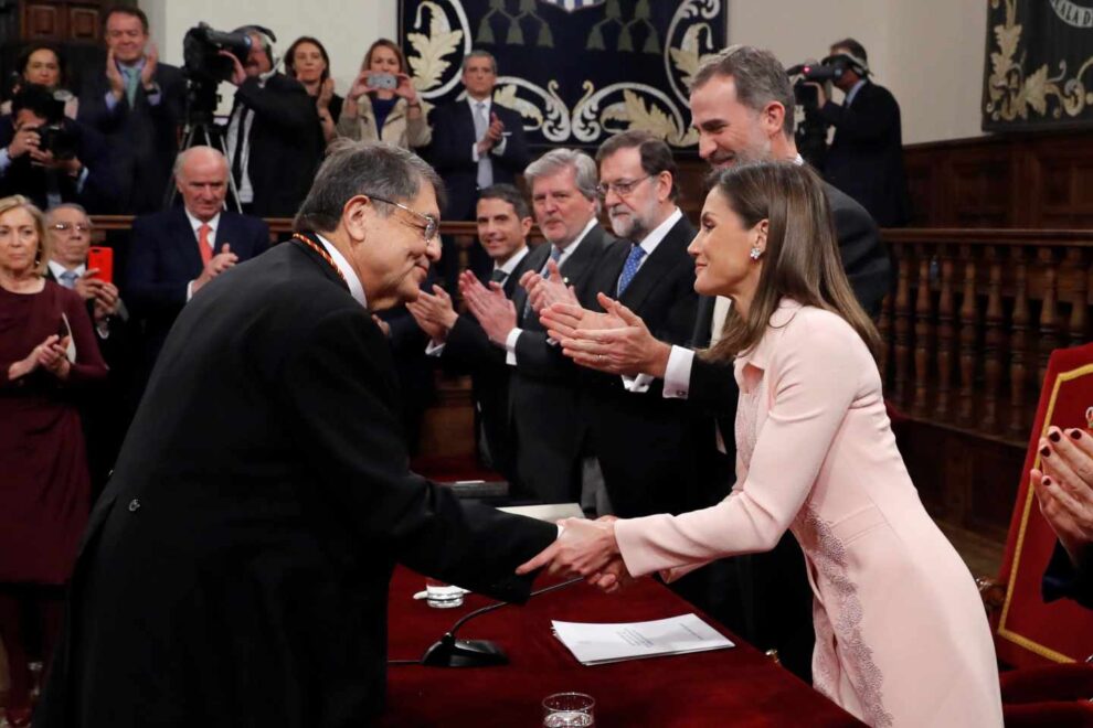 Sergio Ramírez, félicité par la reine Letizia pour avoir reçu le prix Cervantes.