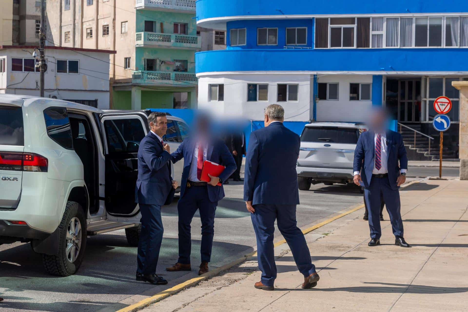 John Ratcliffe (i), à son arrivée à la réunion avec de hauts responsables du gouvernement cubain.