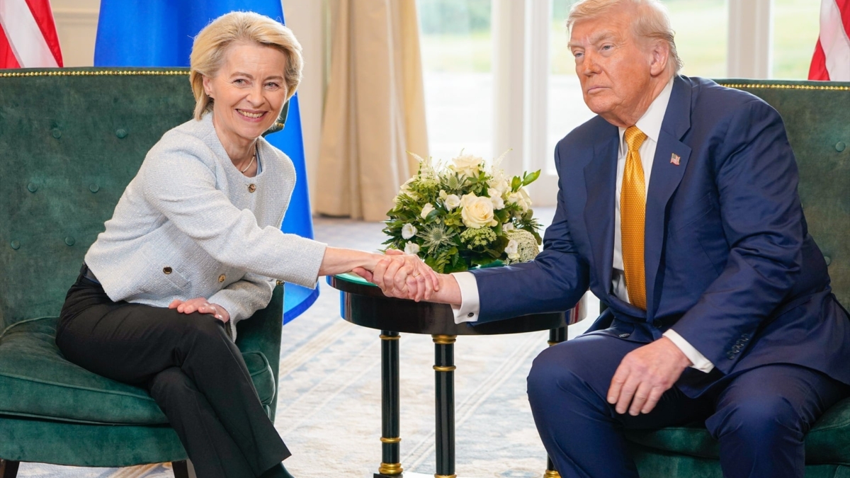 La presidenta de la Comisión Europea, Ursula von der Leyen, y el presidente de EEUU, Donald Trump, tras la firma del acuerdo arancelario
