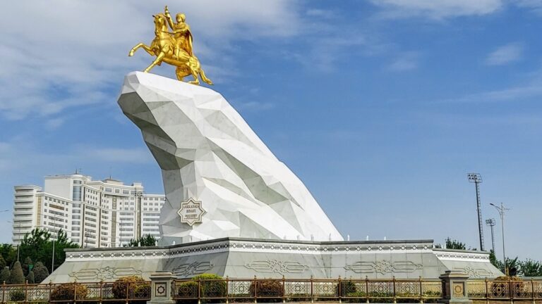 La capitale pharaonique du Turkménistan où se retrouveront les éventuels alliés de Poutine