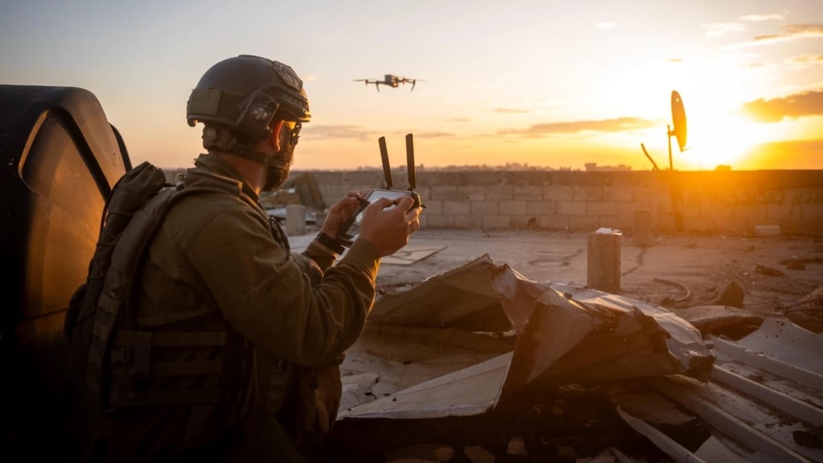 Militar Israelí operando un dron