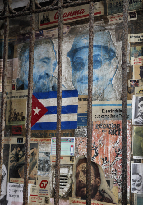 Affiches avec des images des frères Castro à La Havane