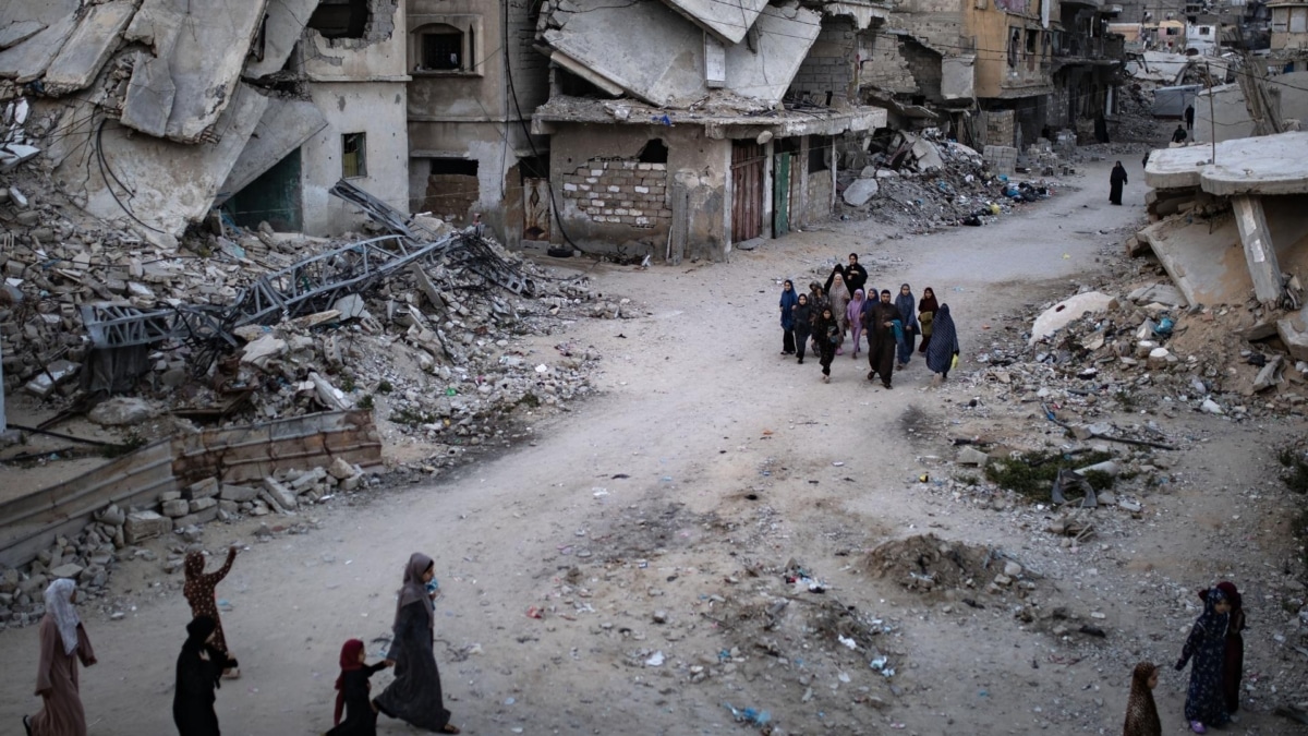 Desplazados palestinos junto a las ruinas de la mezquita de Al-Huda, este miércoles en Jan Yunis, Gaza.