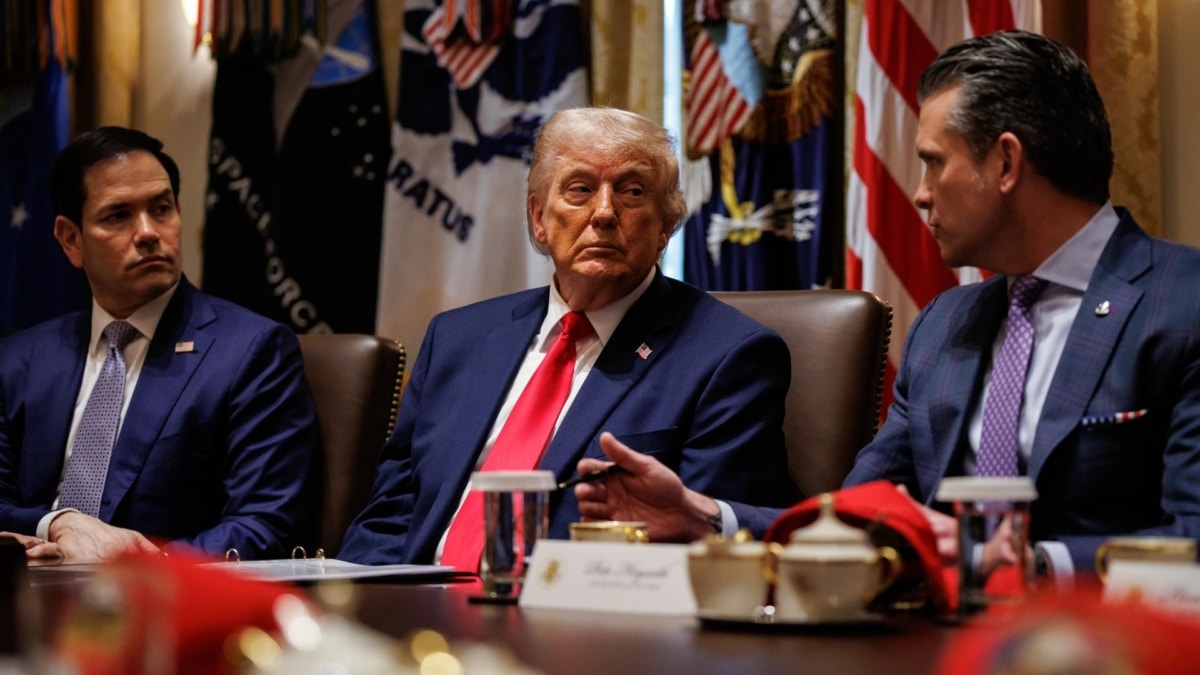 Donald Trump junto al secretario de Estado, Marco Rubio, y el secretario de Defensa Pete Hegseth, en la reunión de gabinete.