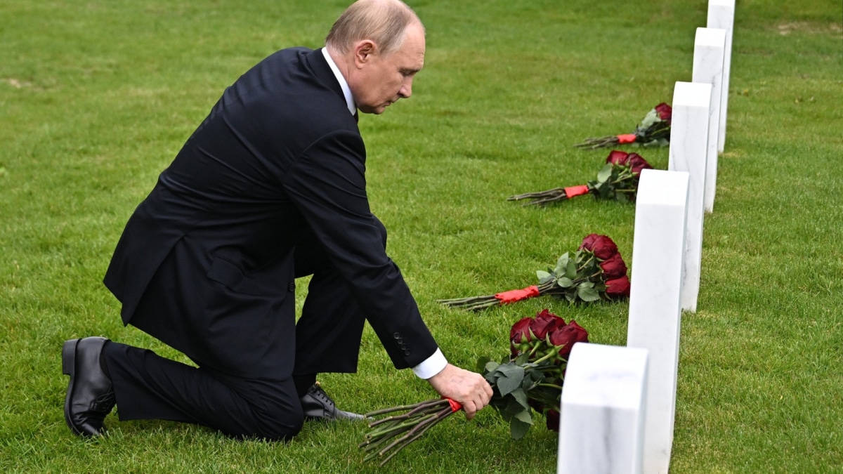 El líder ruso, Vladimir Putin, rinde homenaje a soldados soviéticos caídos en la Segunda Guerra Mundial, en su visita a Alaska., en agosto de 2025.