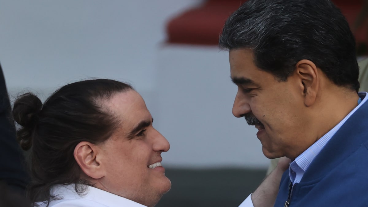 El mandatario de Venezuela Nicolás Maduro (d) saluda al empresario colombiano Alex Saab hoy, en el Palacio de Miraflores en Caracas (Venezuela).