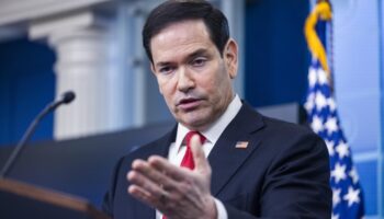 Les États-Unis mettent fin à leur offensive contre l'Iran et lancent une opération « défensive » dans le détroit d'Ormuz