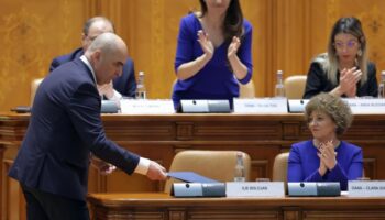 Les sociaux-démocrates et les ultranationalistes renversent le gouvernement roumain
