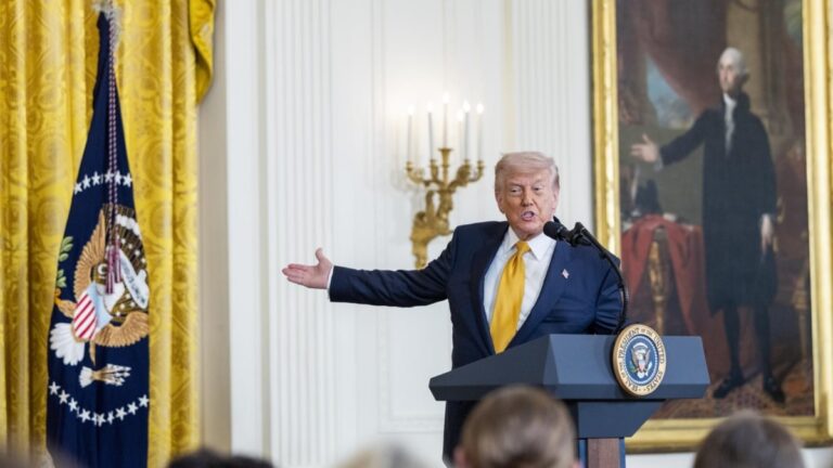 Trump donne à l'UE jusqu'au 4 juillet pour se conformer à l'accord commercial et menace d'augmenter les droits de douane
