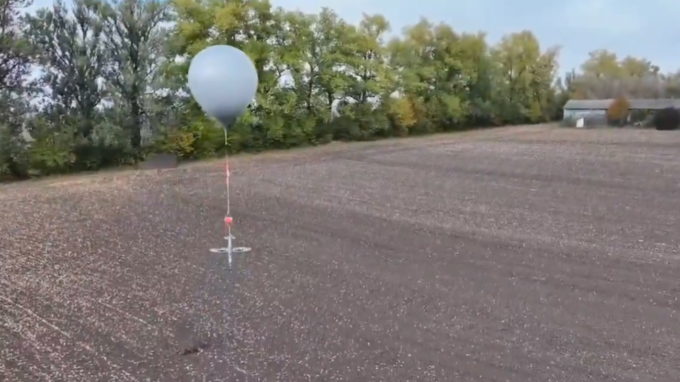 Un drone Hornet s'élève attaché à un ballon.