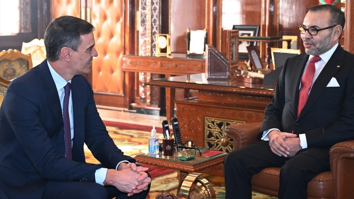 El presidente del Gobierno, Pedro Sánchez, con el rey Mohamed VI de Marruecos en una imagen de archivo