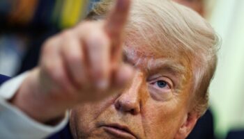 Trump menace l'Iran après avoir abattu un hélicoptère américain