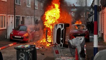 Belfast brûle : émeutes anti-migrants après l'attaque d'un Soudanais