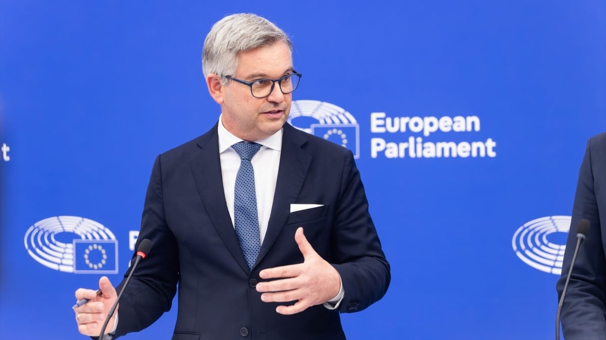 El comisario de Migraciones de la UE alerta del efecto llamada de la regularización de inmigrantes el día de la visita del papa a Canarias: