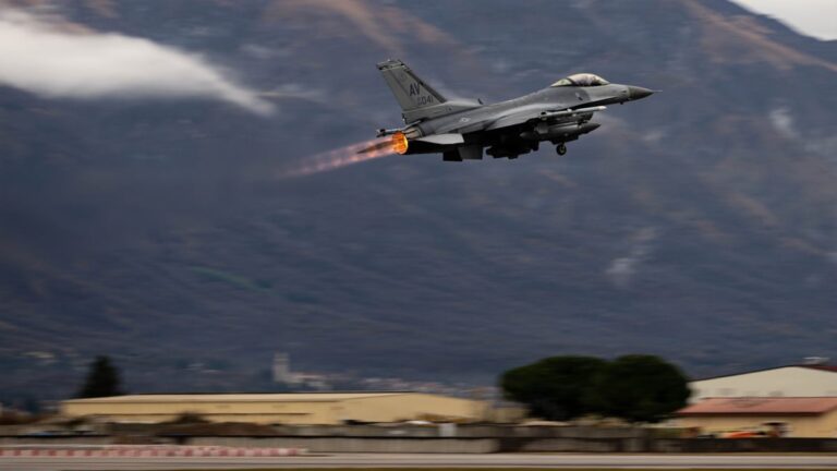Les États-Unis envisagent de retirer d’Europe un tiers de leurs avions de combat