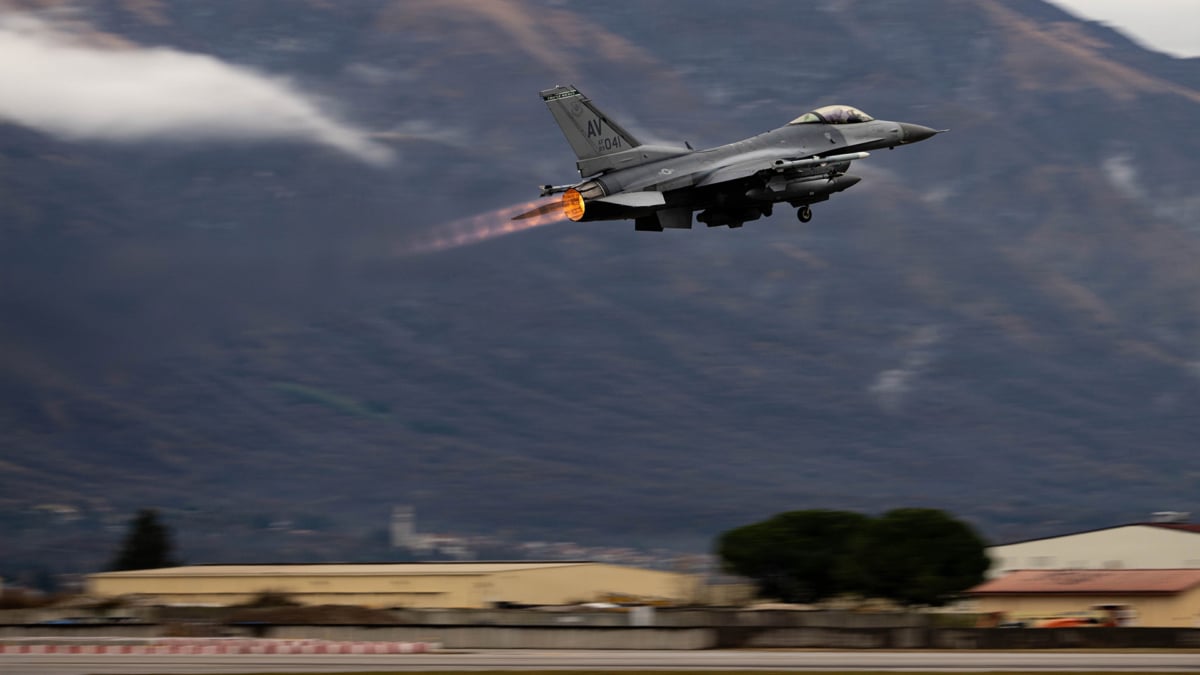 Un F-16 Fighting Falcon de la Fuerza Aérea de EE. UU. despegando de la Base Aérea de Aviano, Italia, el 3 de diciembre de 2025.