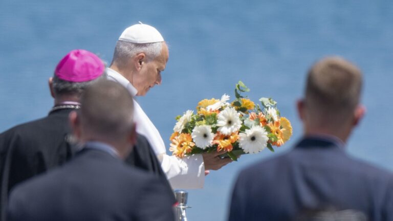 Pourquoi le pape parle d'immigration mais ne critique pas Israël pour ses attaques contre les chrétiens au Moyen-Orient