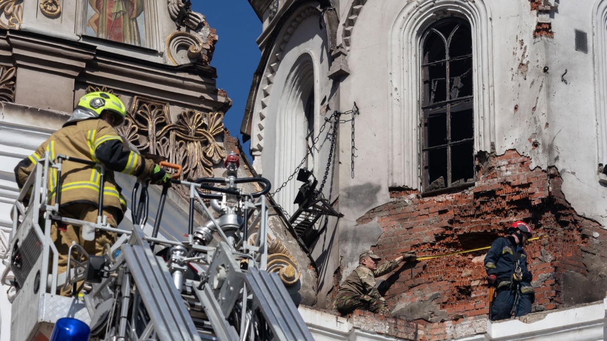 La cathédrale de la Dormition, cœur spirituel de l'Ukraine bombardée par Poutine : "C'est un crime contre l'humanité et contre l'histoire"