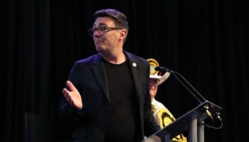 Andy Burnham remporte le siège qui lui permet de défier Starmer pour le gouvernement britannique
