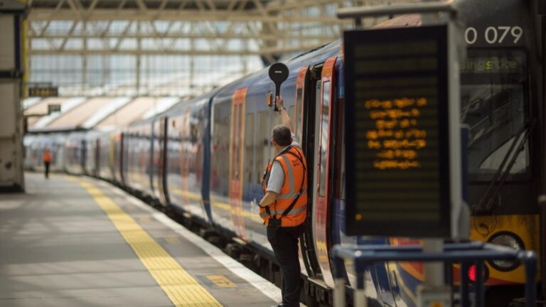 Un mort et de nombreux blessés après la collision de deux trains près de Bedford (Angleterre)