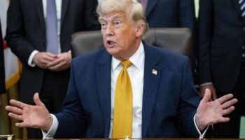Trump assure que les États-Unis ont un « contrôle total » sur le détroit d’Ormuz et menace d’agir si l’Iran viole l’accord.
