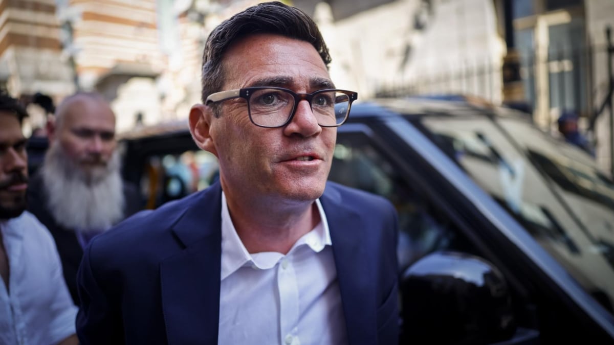 Andy Burnham a su llegada al Parlamento británico este lunes