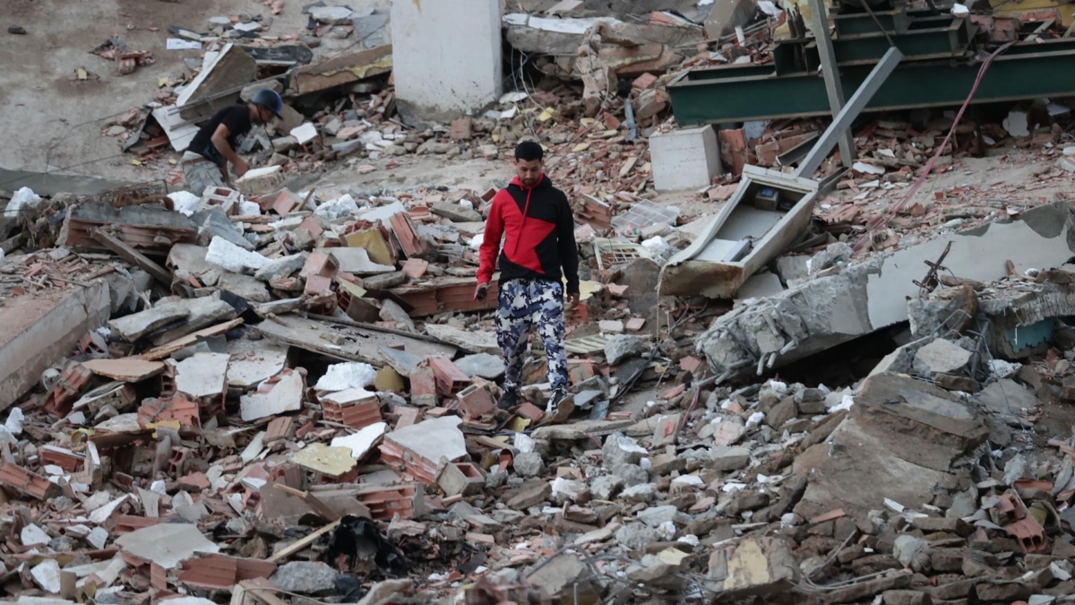 Un venezolano camina entre los restos de edificios derrumbados por el terremoto