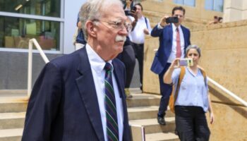 Le critique de Trump et ancien conseiller John Bolton évite le procès et plaide coupable