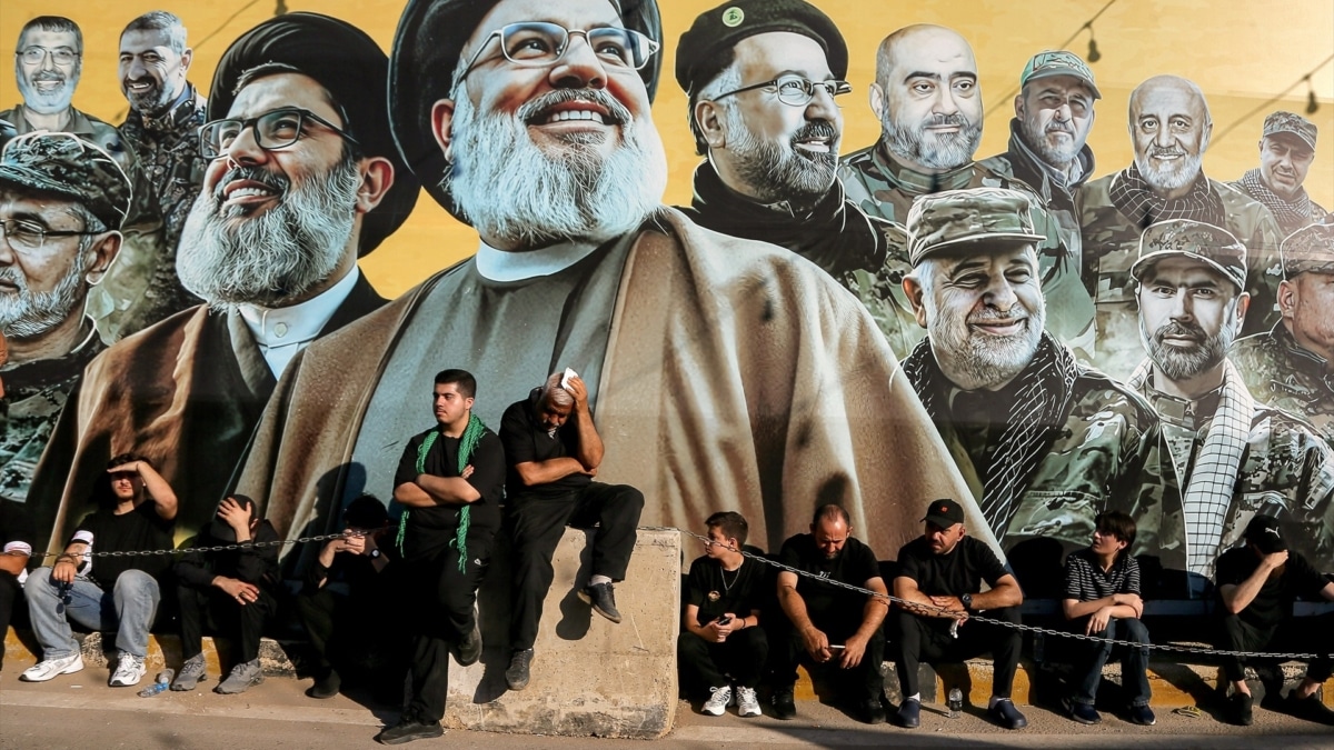 Seguidores de Hizbulá ante un mural con los líderes del partido asesinados por Israel al sur de Beirut, durante los actos de luto por el día de la Ashura celebrado este viernes.