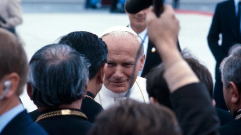 Le prêtre schismatique espagnol qui a attaqué Jean-Paul II à Fatima armé d'une baïonnette : « A bas le Concile Vatican II ! »