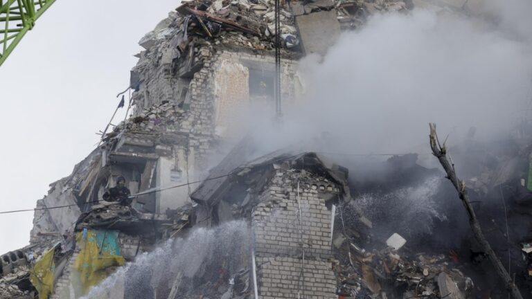 La russie lance une attaque massive contre Kyiv, où le nombre de morts s'élève déjà à 17