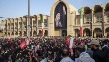 Pleurements, coups à la poitrine et appels à la vengeance lors des funérailles publiques de Khamenei