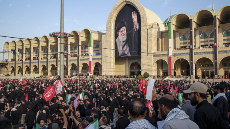 Pleurements, coups à la poitrine et appels à la vengeance lors des funérailles publiques de Khamenei