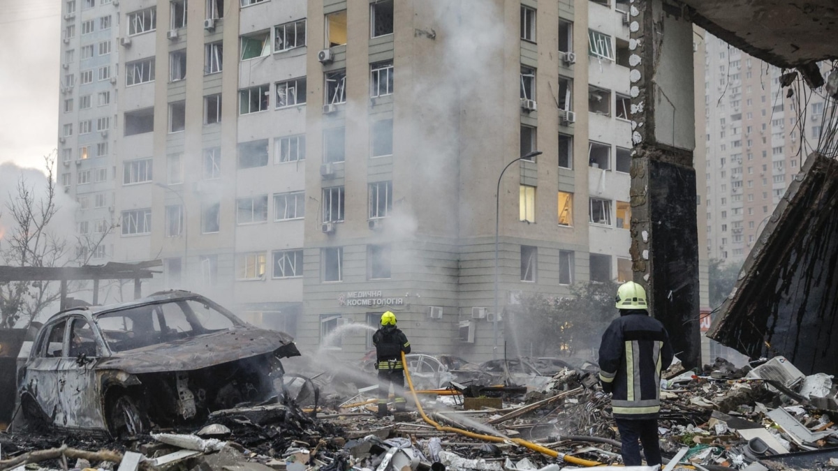 Los equipos de emergencias ucranianos trabajan en Kiev tras el ataque ruso de este lunes